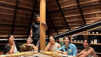 Kalau ini momen Vidi dan Sheila bersama kedua adik Vidi saat liburan di Bali. Mereka menikmati sajian di sebuah restoran omakase. Foto: Instagram @vidialdiano