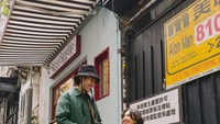 Ini momen Vidi dan Sheila Dara ketika liburan ke Jepang. Mereka berada di suatu jalan dan berpose keren, terlihat juga Vidi menggenggam segelas hangat kopi. Foto: Instagram @vidialdiano