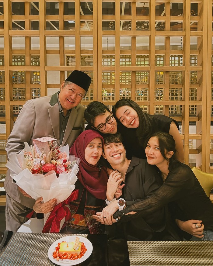 Vidi Aldiano Vidi Aldiano Kulineran Bareng Sheila Dara di Luar Negeri