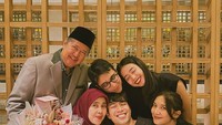 Momen kumpul keluarga sering dibagikan oleh Vidi pada unggahannya di Instagram. Seperti momen merayakan ulang tahun ibunda tercinta di sebuah restoran. Foto: Instagram @vidialdiano