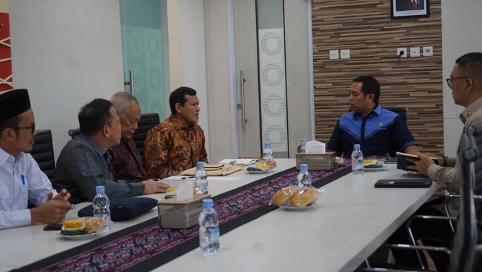 Wagub Aceh Fadhlullah Dek Fadh melakukan audiensi dengan Kepala Kantor Komunikasi Kepresidenan (KKK) Hasan Nasbi di Jakarta. (Dok. Pemerintah Aceh)