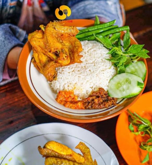 Wajib Mampir!  5 Tempat Makan Ayam Halal di Solo yang Populer Enaknya