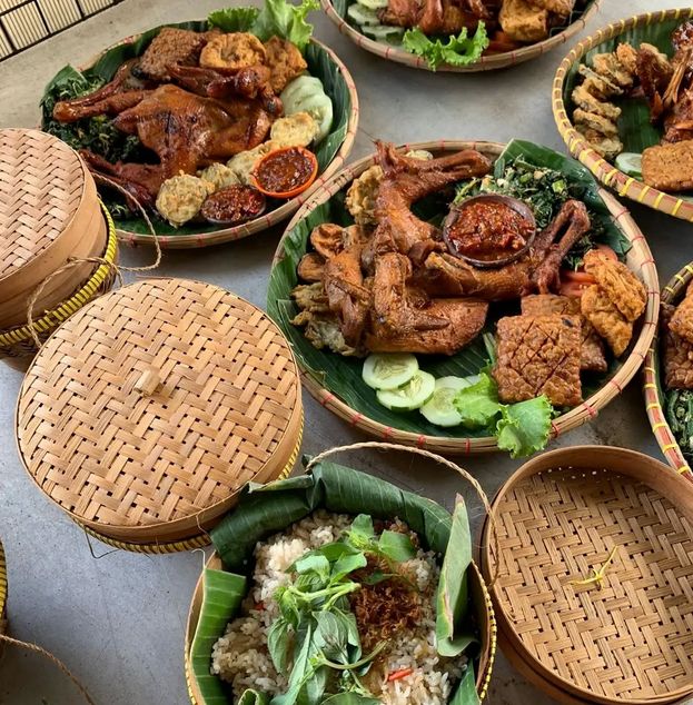 Wajib Mampir!  5 Tempat Makan Ayam Halal di Solo yang Populer Enaknya