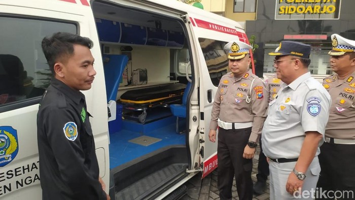 Wakil Direktur Lalu Lintas Polda Jawa Timur, AKBP Teddy Chandra, lagi mengecek mobil ambulance