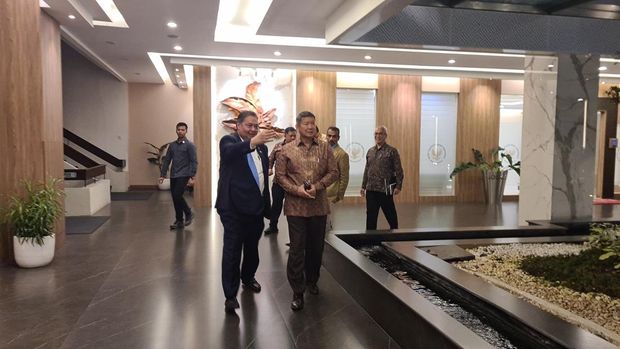 Wakil Menteri Perumahan dan Kawasan Permukiman (PKP) Fahri Hamzah dan Ketua Satgas Perumahan Hashim Djojohadikusumo datang ke kantor Menteri Koordinator Bidang Ekonomi Airlangga Hartarto.