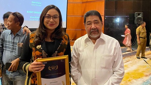 Wakil Wali Kota Kupang, Serena Francis, saat menerima penghargaan salah satu kota toleran di Indonesia. (Foto: Dok. Istimewa).