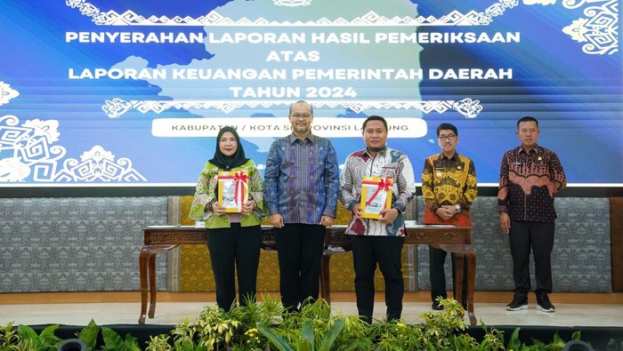 Wali Kota Bandar Lampung Eva Dwiana menerima opini WTP dari BPK RI.