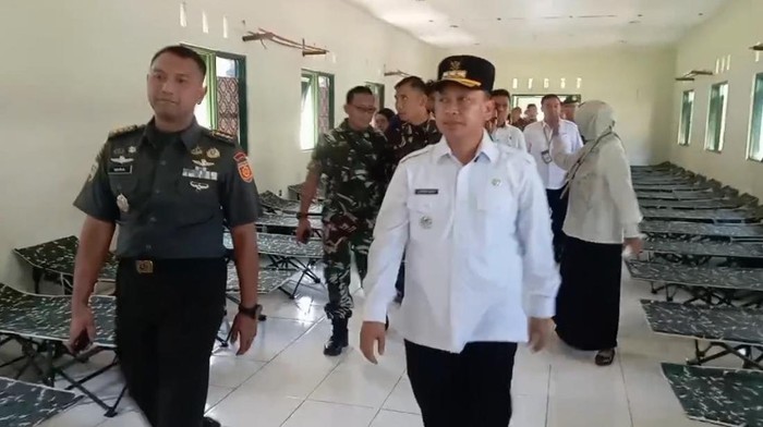 Wali Kota (Walkot) Depok Supian Suri mengecek lokasi program barak militer di Divisi Infanteri I Kostrad, Cilodong