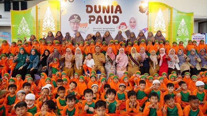 Walkot Agung dan Bunda PAUD mengenalkan Rumah Singgah Tuan Kadi di Pekanbaru (Dok Diskominfotik Pekanbaru)