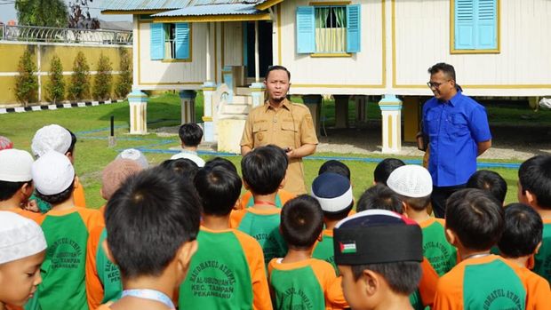 Walkot Agung dan Bunda PAUD mengenalkan Rumah Singgah Tuan Kadi di Pekanbaru (Dok Diskominfotik Pekanbaru)