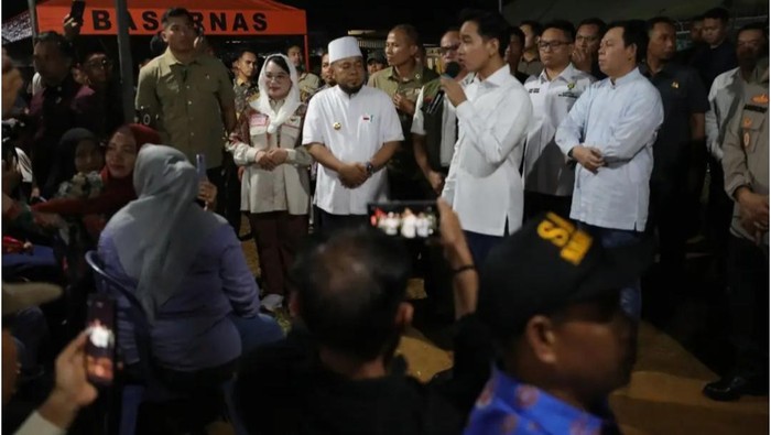 Wapres Gibran Rakabuming Raka saat meninjau lokasi gempa di Bengkulu.