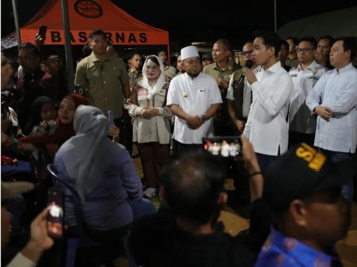 Wapres Gibran Rakabuming Raka saat meninjau lokasi gempa di Bengkulu.