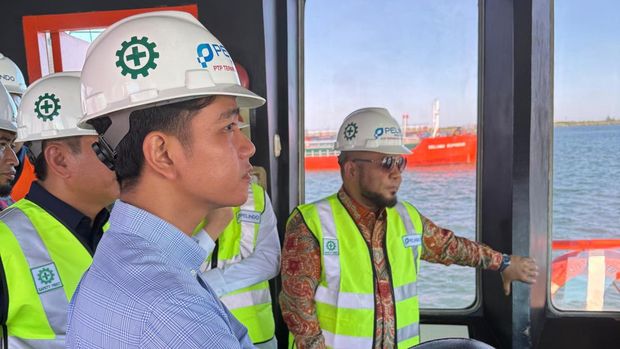 Wapres Gibran Rakabuming Raka tinjau titik pendangkalan laut dari atas kapal tunda bunga Raflesia. (Dok. Sekretariat Wakil Presiden)