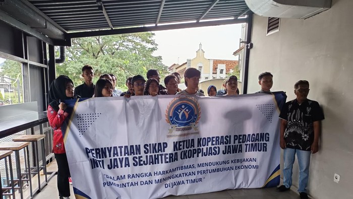 Warga mendukung Koperasi Merah Putih