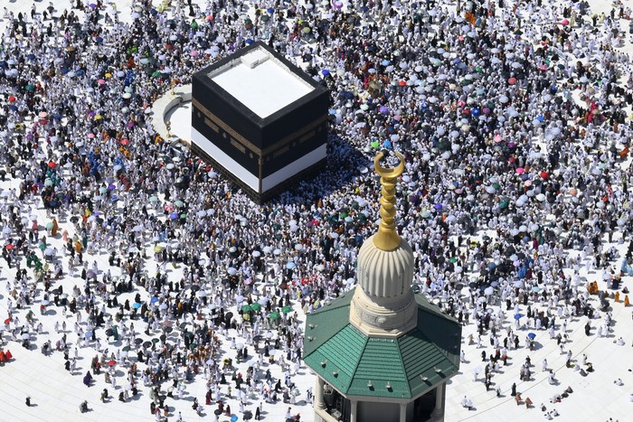 Jamaah calon haji dari berbagai negara melakukan Tawaf di Masjidil Haram, Makkah, Arab Saudi, Selasa (27/5/2025). Pemerintah Arab Saudi menetapkan Idul Adha jatuh pada Jumat (6/6), sementara Hari Arafah (Wukuf di Arafah) sebagai rangkaian puncak musim haji akan dilaksanakan pada 5 Juni 2025. ANTARA FOTO/Andika Wahyu