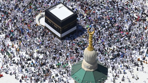 Jamaah calon haji dari berbagai negara melakukan Tawaf di Masjidil Haram, Makkah, Arab Saudi, Selasa (27/5/2025). Pemerintah Arab Saudi menetapkan Idul Adha jatuh pada Jumat (6/6), sementara Hari Arafah (Wukuf di Arafah) sebagai rangkaian puncak musim haji akan dilaksanakan pada 5 Juni 2025. ANTARA FOTO/Andika Wahyu