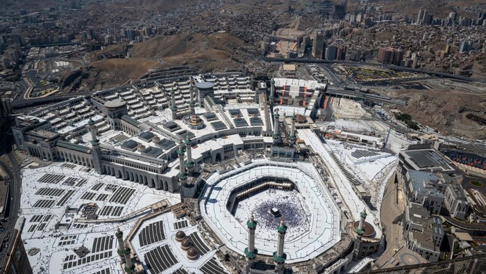 Wukuf di Arafah akan dilaksanakan 6 Juni 2025 Jamaah calon haji dari berbagai negara melakukan Tawaf di Masjidil Haram, Makkah, Arab Saudi, Selasa (27/5/2025). Pemerintah Arab Saudi menetapkan Idul Adha jatuh pada Jumat (6/6), sementara Hari Arafah (Wukuf di Arafah) sebagai rangkaian puncak musim haji akan dilaksanakan pada 5 Juni 2025. ANTARA FOTO/Andika Wahyu