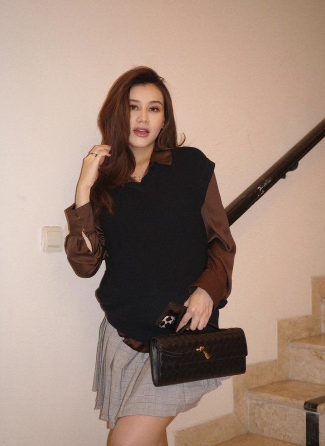 Aaliyah Massaid kembali jadi sorotan melalui penampilan di foto terbaru yang diunggahnya. Kenakan rok pendek istri Thariq tampil bak gadis. Foto: Instagram/@aaliyah.massaid