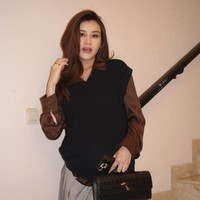 Aaliyah Massaid kembali jadi sorotan melalui penampilan di foto terbaru yang diunggahnya. Kenakan rok pendek istri Thariq tampil bak gadis. Foto: Instagram/@aaliyah.massaid