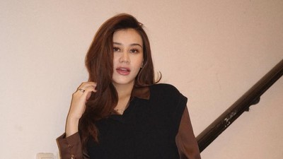 5 Gaya Aaliyah Massaid Pakai Rok Pendek, Bumil Rasa Gadis