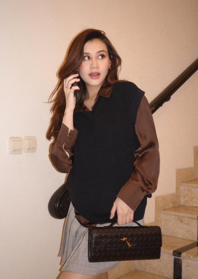 Dalam keterangan unggahannya Aaliyah mengungkapkan jika gayanya itu terinspirasi dari karakter dalam film Clueless, Cher Horowitz. Meski tengah hamil tua namun ia justru terlihat makin cantik dan menawan. Foto: Instagram/@aaliyah.massaid
