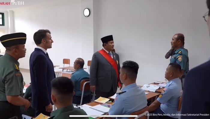 Macron sempat mengobrol pakai bahasa Prancis dengan para taruna dan perwira di kelas tersebut (Youtube Setpres RI)