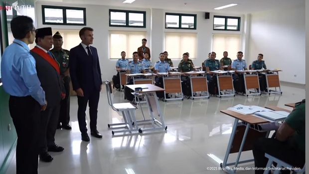 Macron sempat mengobrol pakai bahasa Prancis dengan para taruna dan perwira di kelas tersebut (Youtube Setpres RI)