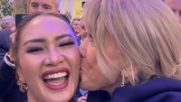 Momen ini begitu luar biasa dan menyita perhatian netizen. Sebab, Ajeng Kamaratih dicium pipinya oleh Ibu Negara Brigitte Macron. (Foto: dok Instagram)