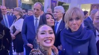Ajeng Kamaratih lalu berswafoto bersama Ibu Negara Prancis, penyanyi Anggun C Sasmi, dan anak Prabowo Subianto, Didit Hediprasetyo. (Foto: dok Instagram)