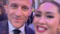 Ajeng Kamaratih juga mengabadikan momen bersama Presiden Prancis Emmanuel Macron. (Foto: dok Instagram)