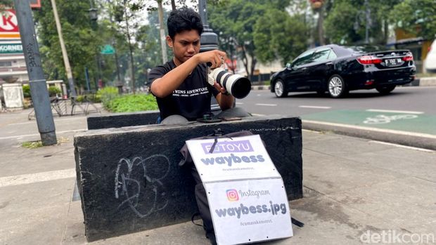 Aksi Ridwan memotret di jalanan Bandung saat libur panjang