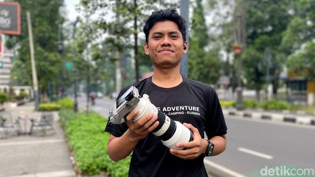 Aksi Ridwan memotret di jalanan Bandung saat libur panjang