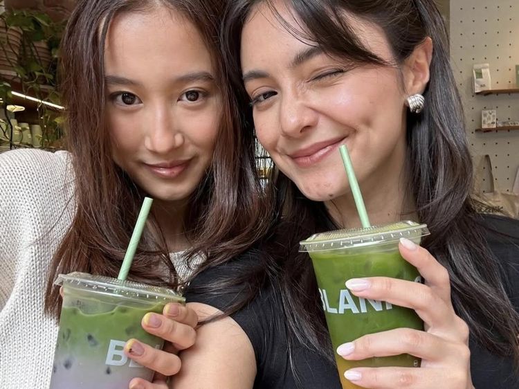 Seru! Amanda Rawles Kompak Traveling sambil Kulineran Bareng Sahabat