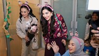 Ashanty dan KD sama-sama menunggu Ameena usai tampil bareng Aurel Hermansyah. Foto: dok. Instagram Ashanty