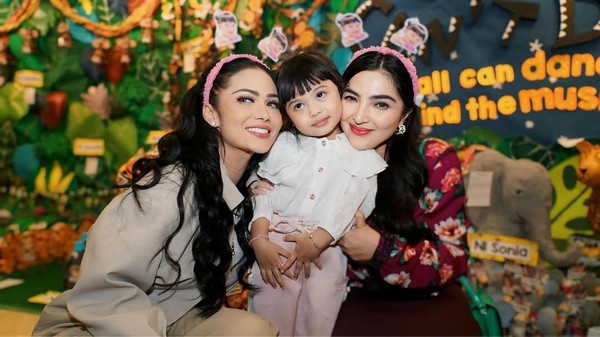 KD dan Ashanty Heboh Dukung Ameena Tampil di Konser Sekolah