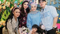 Momen kebersamaan Ashanty dan KD menonton Ameena tampil nari di acara sekolahnya. Foto: dok. Instagram Ashanty