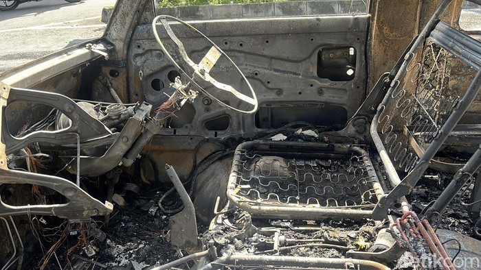 Angkutan feeder BST terbakar di simpang Brayat Solo, Kamis (29/5/2025)