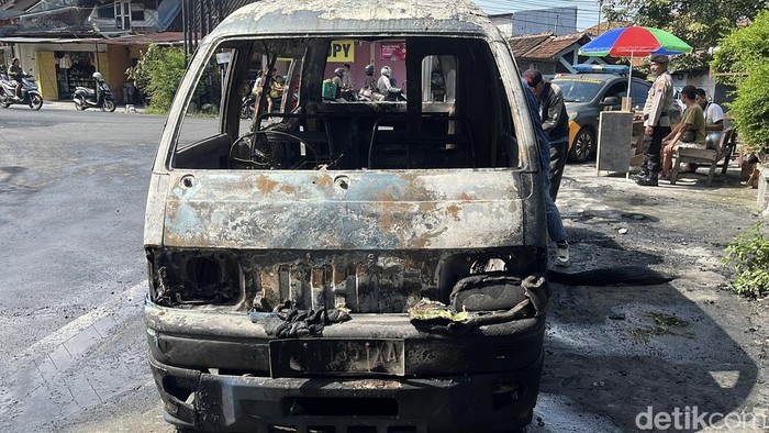 Angkutan feeder BST terbakar di simpang Brayat Solo, Kamis (29/5/2025)