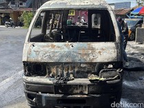 Feeder BST Hangus Terbakar di Simpang Empat Brayat Solo