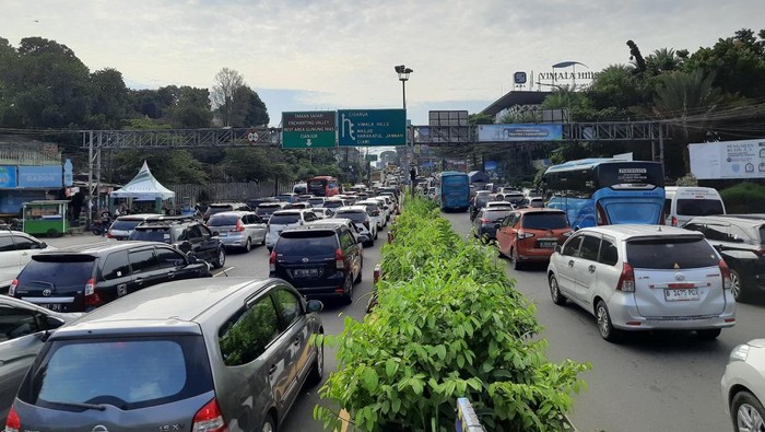 Antrean kendaraan dari Jakarta menuju Puncak saat long weekend pagi ini, Kamis (29/5). (Solihin/detikcom)
