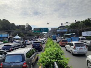 Kendaraan Arah Puncak Mengular 2,5 Km Saat Long Weekend, One Way Diberlakukan