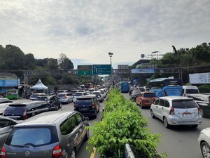 Kendaraan Arah Puncak Mengular 2,5 Km Saat Long Weekend, One Way Diberlakukan