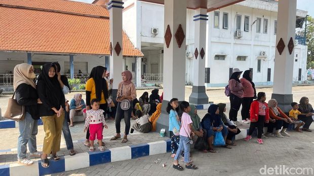 Antrean penumpang Bus Trans Jatim