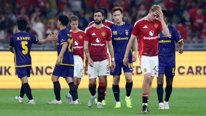 Soccer Football - Friendly - ASEAN All Star v Manchester United - Bukit Jalil National Stadium, Kuala Lumpur, Malaysia - May 28, 2025 Manchester Uniteds Bruno Fernandes after the match REUTERS/Hasnoor Hussain