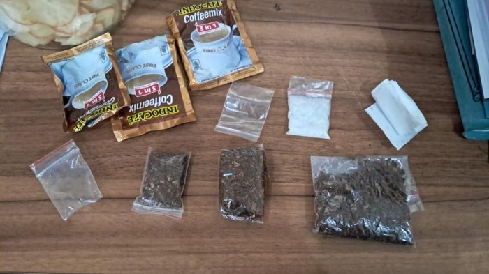 Barang bukti sabu dan sinte dalam kemasan kopi di Rutan Bandung