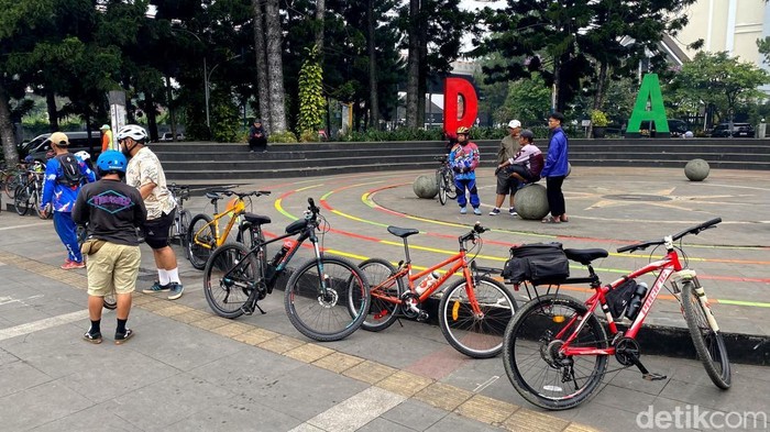Bersepeda di Bandung saat libur panjang akhir pekan Bersepeda di Bandung saat libur panjang akhir pekan