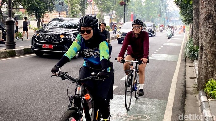 Bersepeda di Bandung saat libur panjang akhir pekan