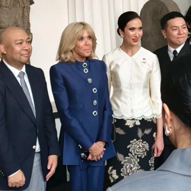 Mendatangi Museum Nasional di Jakarta Pusat, Rabu (28/5/2025), Brigitte tampil menawan dalam balutan setelan biru elektrik. Pilihan busana ini memancarkan karakter timeless elegant dengan sentuhan avant-garde klasik yang menjadi ciri khas gaya personalnya.  Foto: Instagram/@_wilsen_willim_