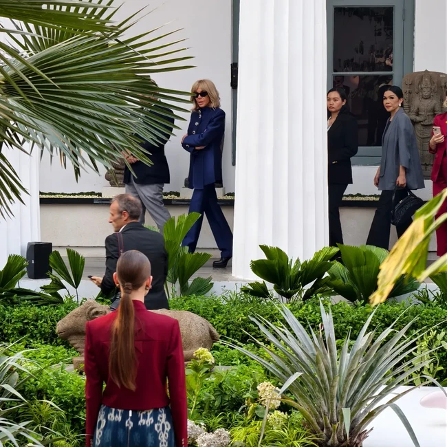 Brigitte memadukan atasan blazer dengan celana lurus bernuansa senada, membentuk gaya monokrom yang memanjangkan siluet tubuh dan memberi kesan sleek. Foto: Instagram/@_wilsen_willim_