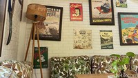 Bagian dalam kafe didesain dengan kesai homey dan tradisional khas Kawisari. Ada banyak pajangan vintage dan retro. Foto: detikFood
